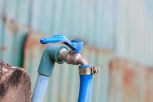 grifo de agua con línea de goma foto