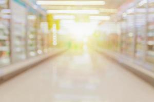 pasillo de productos congelados en el supermercado foto