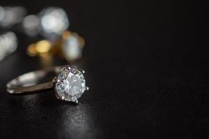 Anillos de diamantes de joyería sobre fondo negro de cerca foto