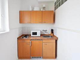 cocina pequeña con juego de muebles foto