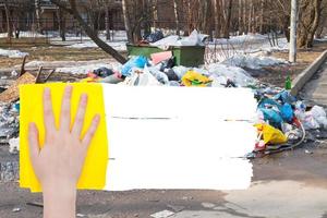 la mano elimina la basura al aire libre con un trapo amarillo foto