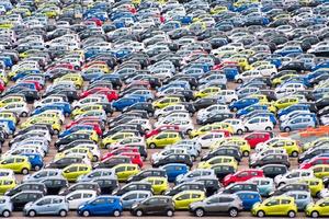 estacionamiento de autos grandes en el puerto de copenhague foto
