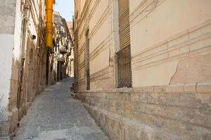 calle estrecha en siracusa, sicilia foto