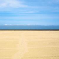 cielo azul sobre la playa de arena amarilla de le touquet foto