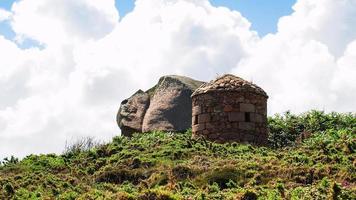 edificio de piedra y roca en el sitio ploumanac'h foto