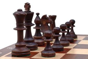 piezas de ajedrez negras colocadas en el tablero de ajedrez foto