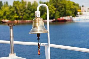 campana de barco en barco de río foto