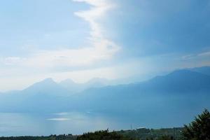 lago de garda desde las montañas de monte baldo por la noche foto