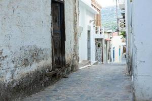 calle estrecha y colorida en el pueblo de kritsa en la isla de creta foto