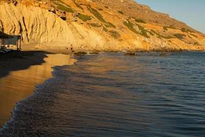 hermosa foto de paisaje de la isla de creta, grecia. naturaleza de verano de creta. chill turismo desde el mar mediterraneo