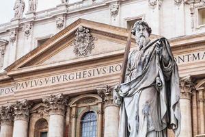 el apóstol pablo y la basílica de san pedro en el vaticano foto