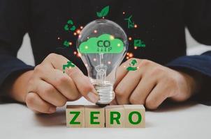 cero emisiones netas de gases de efecto invernadero lo más cerca posible de cero, con las emisiones restantes reabsorbidas en el medio ambiente. concepto de objetivo de carbono de innovación ecológica empresarial. foto