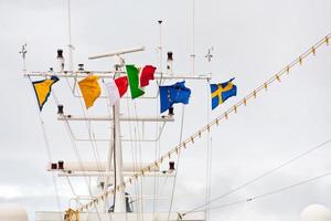 banderines en la antena de navegación del crucero foto
