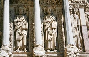 esculturas murales de la iglesia de st. trófimo en arles foto