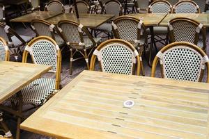 mesas vacías en un café al aire libre en la ciudad de troyes foto