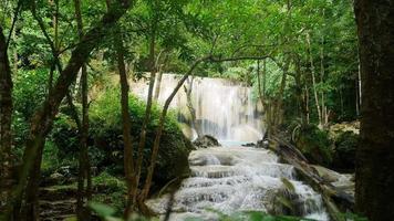 cenário natural de belas cachoeiras erawan em um ambiente de floresta tropical e água esmeralda clara. natureza incrível para aventureiros parque nacional erawan, tailândia video