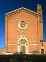 portal de san francesco es una iglesia basílica en siena, italia foto