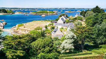 vista superior de casas de campo en la costa del océano en brehat foto