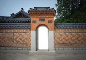 puerta de enlace vintage de corea y pared vintage tradicional con la luz dentro de la puerta. foto