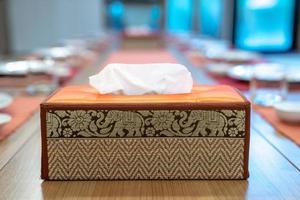caja de pañuelos de asia thai, patrón de elefante yacía en la mesa de la cena japonesa con fondo borroso. foto