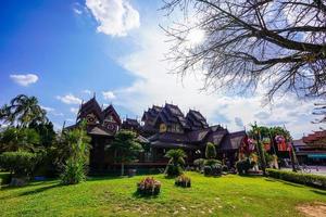 templo clásico de nantaram de madera en la provincia de phayao, al norte de tailandia. foto