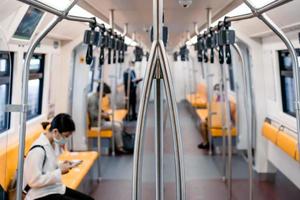 el pueblo tailandés local se transporta dentro del tren del sistema de transporte masivo de bangkok en el período del mediodía foto