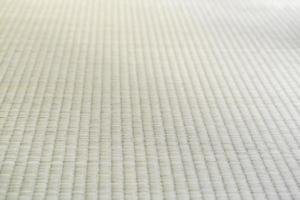 cierre la textura de la alfombra de tatami tradicional japonesa a la vista humana. foto