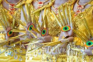 Espectáculo tradicional de actuación, con el increíble estilo de vestido indio amarillo de lujo. Están publicando y parados en una fila de la sección de toma de fotos. foto