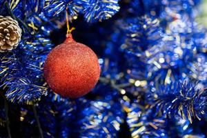 decoración de bolas de navidad en el árbol azul del artefacto de navidad en un evento festivo para la tarjeta de navidad o la tarjeta de año nuevo. foto