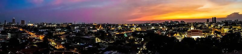 descripción general del paisaje urbano con el cielo abierto en el crepúsculo. ciudad de bangkok, tailandia. foto