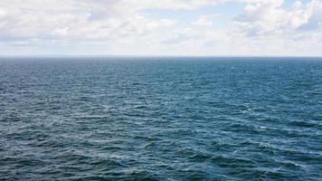 Ondas onduladas en la superficie del mar Báltico en otoño foto