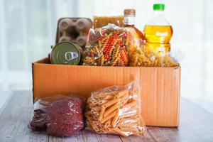 alimentos en caja de donación para voluntarios. foto