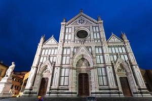 vista frontal de la basílica de santa croce en noche lluviosa foto