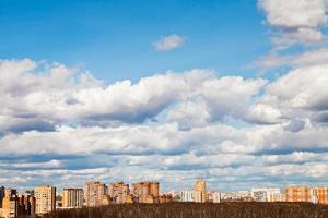 paisaje panorámico urbano con nubes de primavera foto