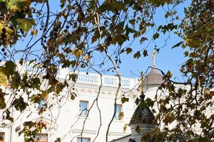 palacio e iglesia livadiya en día de otoño foto