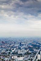 nubes bajo casas modernas en un día nublado de otoño foto