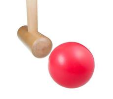 bola de madera de croquet y mazo aislado foto