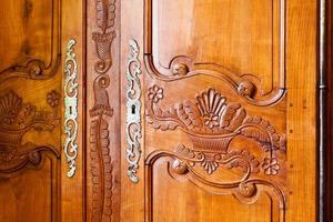 puerta de madera tallada foto