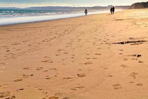 tarde caminando en la playa foto