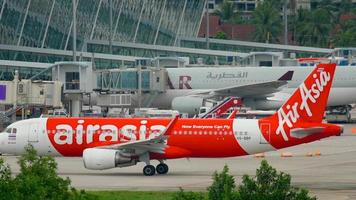 Phuket, Tailandia, 5 de diciembre de 2016 - airasia airbus 320 hs bbp rodando después del aterrizaje, aeropuerto internacional de phuket video