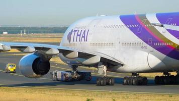 frankfurt am main, alemania 21 de julio de 2017 - thai airways airbus 380 hs tuc towing to service. fraport, frankfurt, alemania video