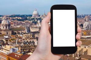 teléfono inteligente con pantalla recortada y paisaje urbano de Roma foto