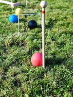 juego de croquet en césped verde foto