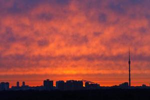 nubes rojas sobre la ciudad en primavera foto