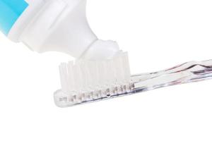 cepillo de dientes y pasta de dientes de tubo foto