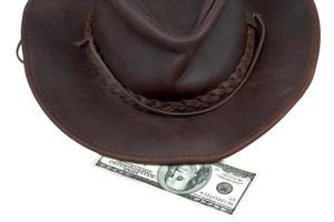 sombrero de vaquero y billete de 100 dólares foto