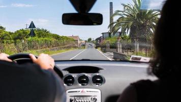 conducir un automóvil en una región rural en verano foto