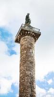 columna de marco aurelio en la ciudad de roma foto