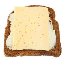 sándwich de pan de centeno, mantequilla láctea y queso foto