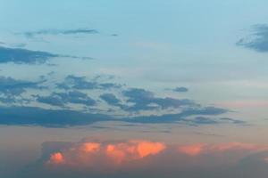 nubes rosadas hinchadas en el cielo azul de la puesta del sol foto